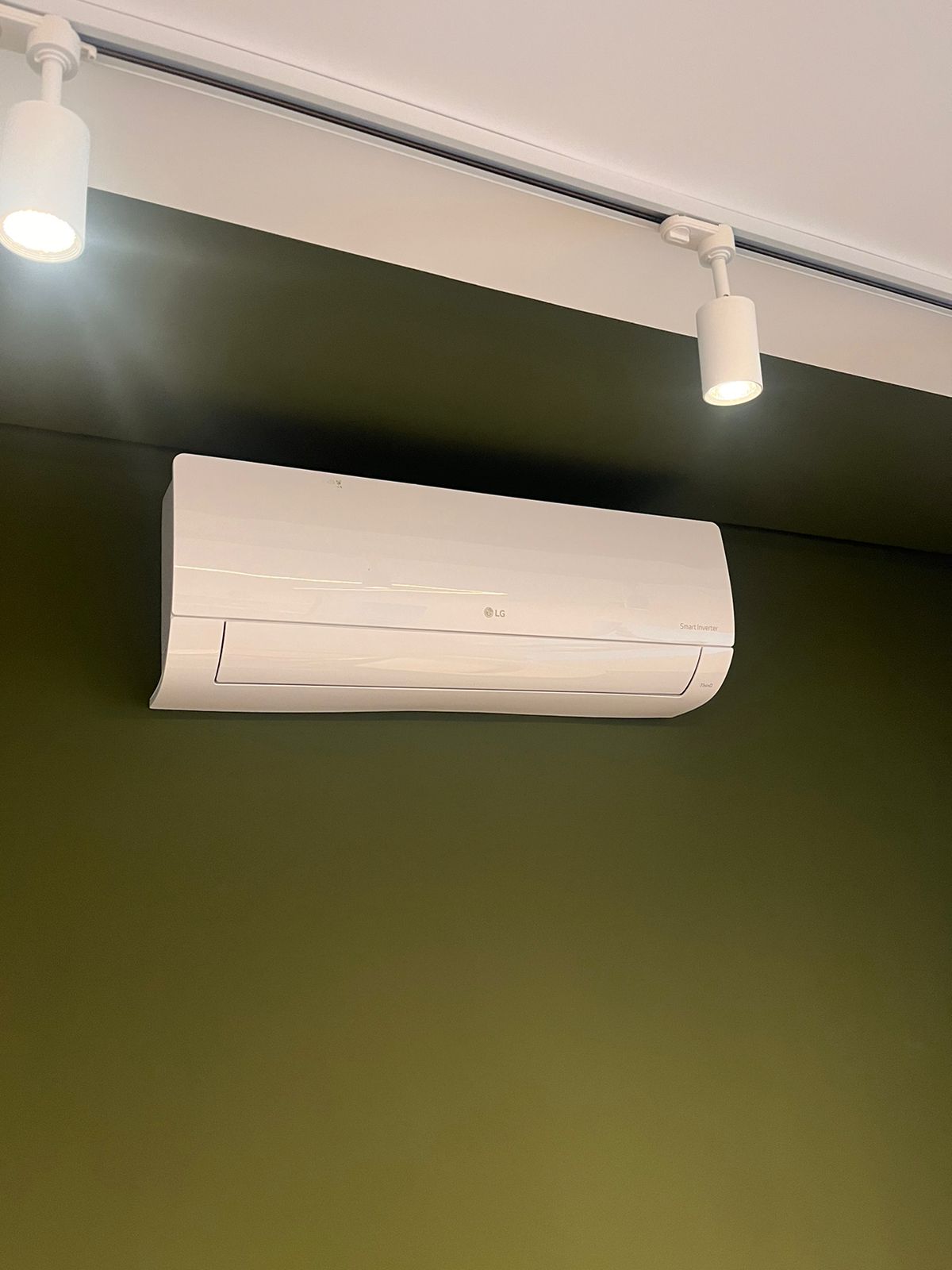 Clínica odontológica com ar-condicionado branco antes da pintura