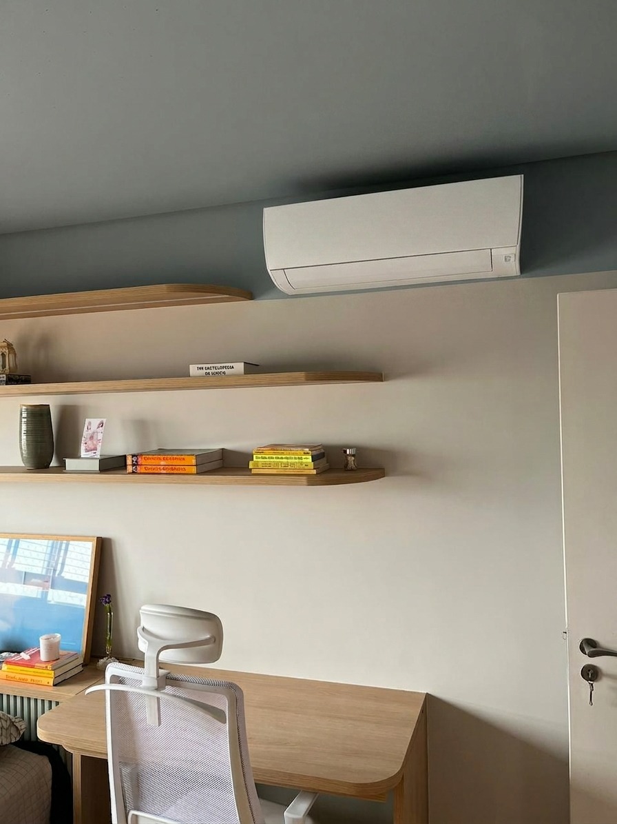 Home office com ar-condicionado branco antes da pintura